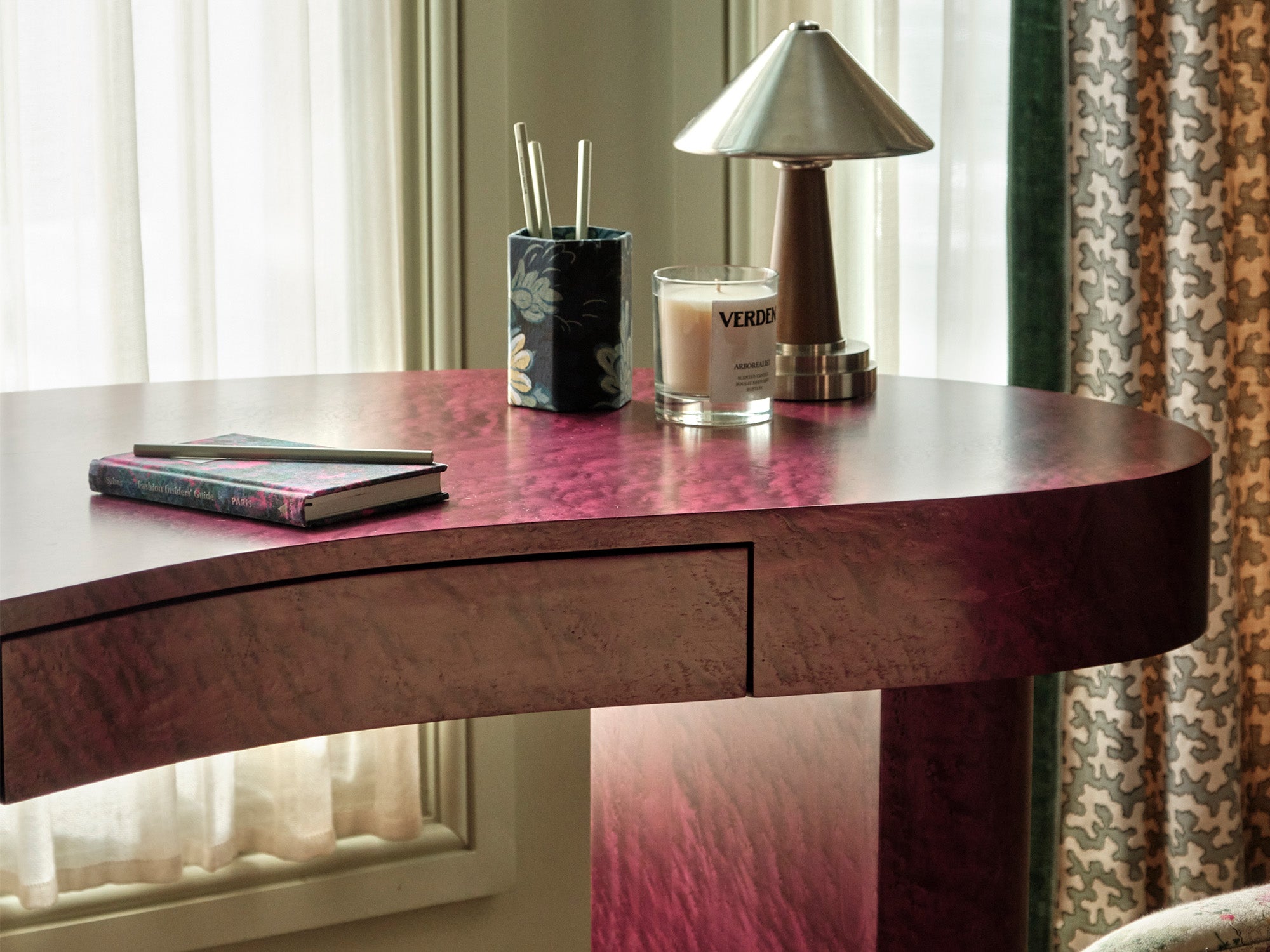 Antoinette Poisson Pen Pot Alvéoles